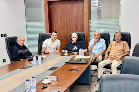 بعد مروره من الأزمة الصحية.. عودة حسن شحاتة لممارسة عمله في اتحاد الكرة